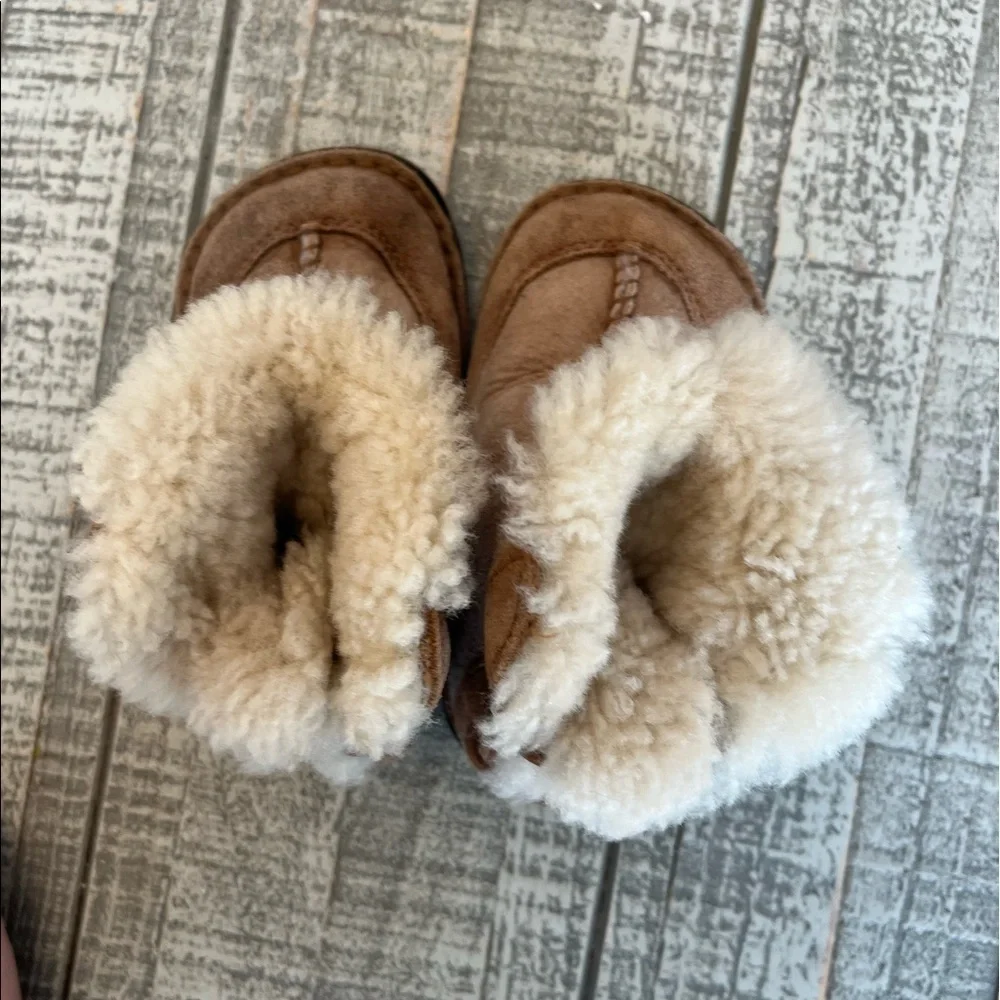 UGG Australia Toddler Boots size: Medium